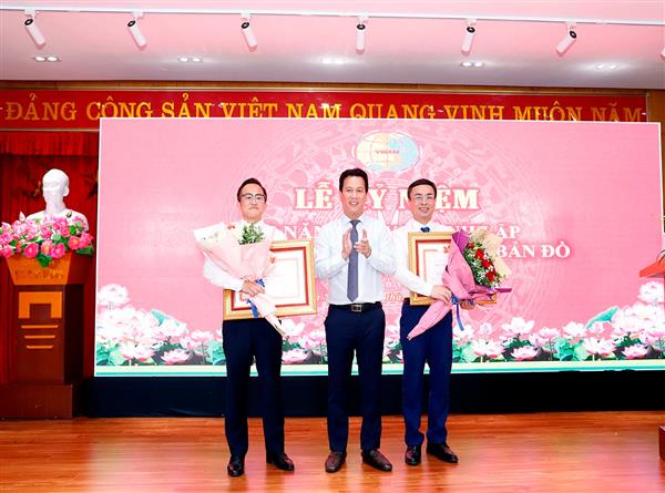 Bộ trưởng Đặng Quốc Khánh trao danh hiệu Chiến sĩ thi đua toàn quốc cho hai lãnh Viện Khoa học Đo đạc và Bản đồ