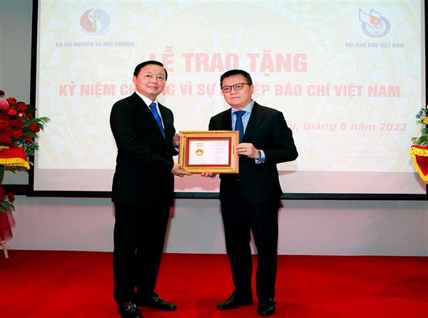 Chủ tịch Hội Nhà báo Việt Nam trao Kỷ niệm chương "Vì sự nghiệp báo chí Việt Nam" cho Bộ trưởng Bộ TN&MT Trần Hồng Hà và Thứ trưởng Lê Công Thành